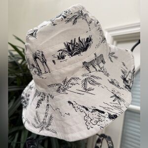 Banana Republic Black and Off-White Safari Print Hat. 👒